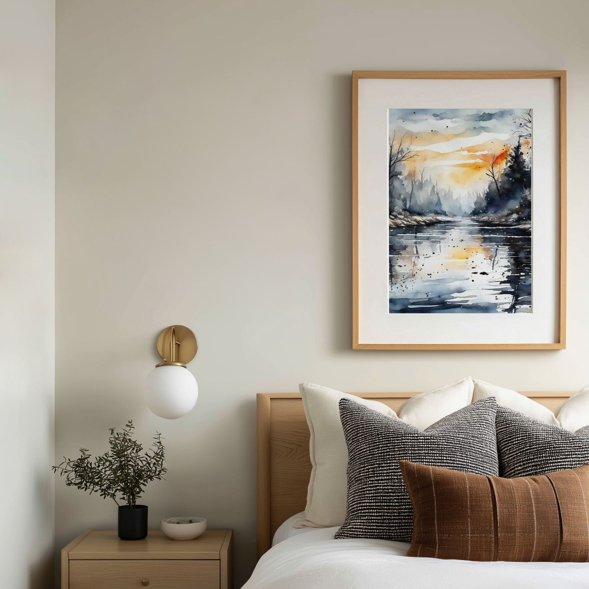 Evening Glow River vertikal plakat over seng i rolig nordisk soverom