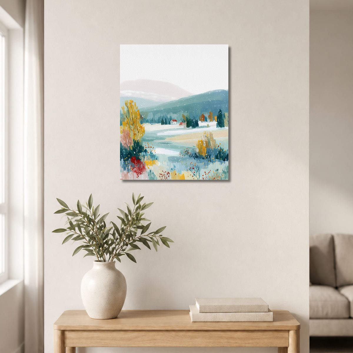 Vertikalt lerretsbilde med fargerikt vinterlandskap over lyst trebord med keramikkvase og bøker.