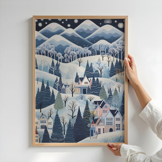 Fjellvinter plakat med snødekte fjell, vintertrær og små hus i blåtoner. Illustrasjon viser plakat uten hvit kantlinje i eik ramme.