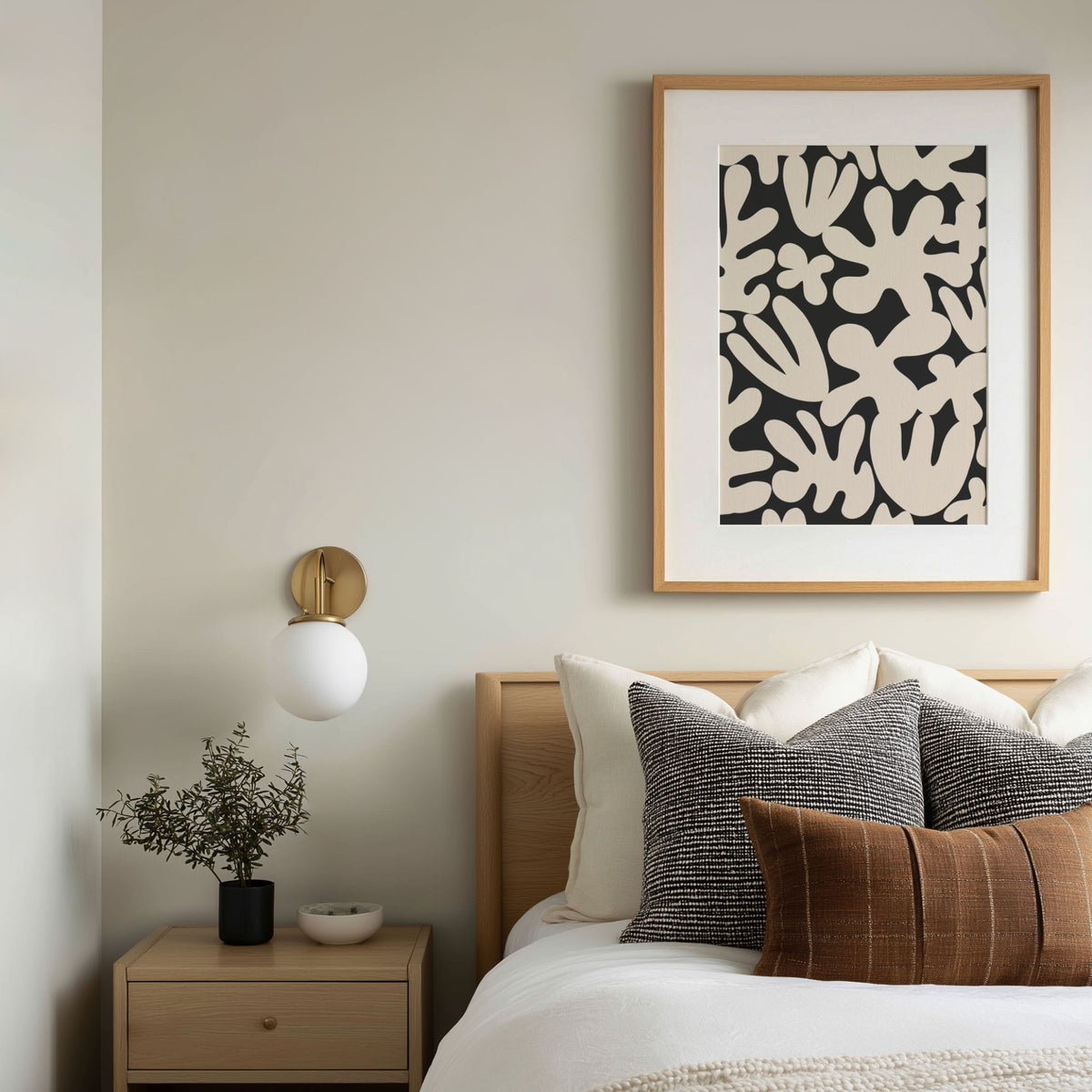 Flowing Shapes kunstplakat i beige og sort over seng i moderne soverom
