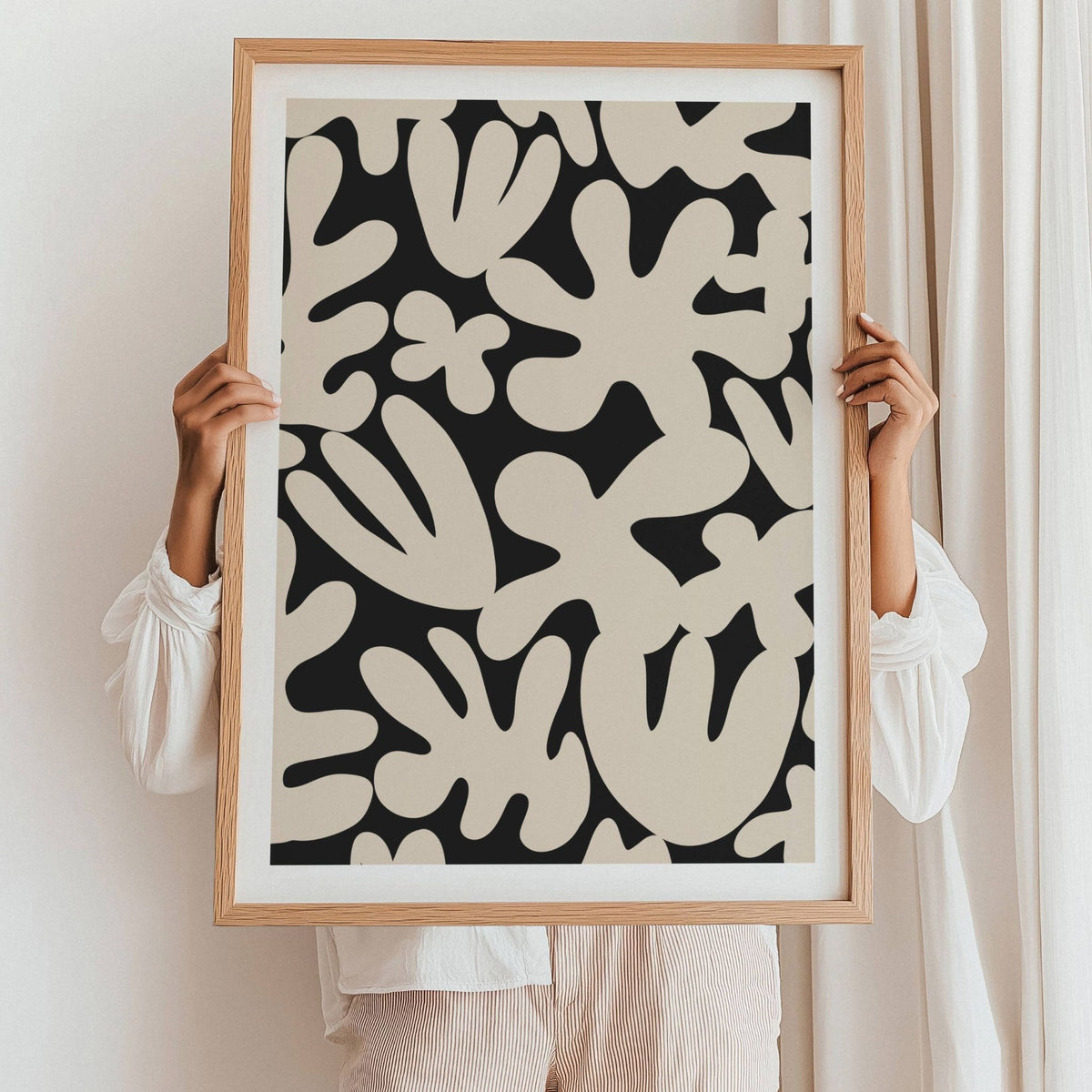 Flowing Shapes kunstplakat i eikeramme vist i stort format