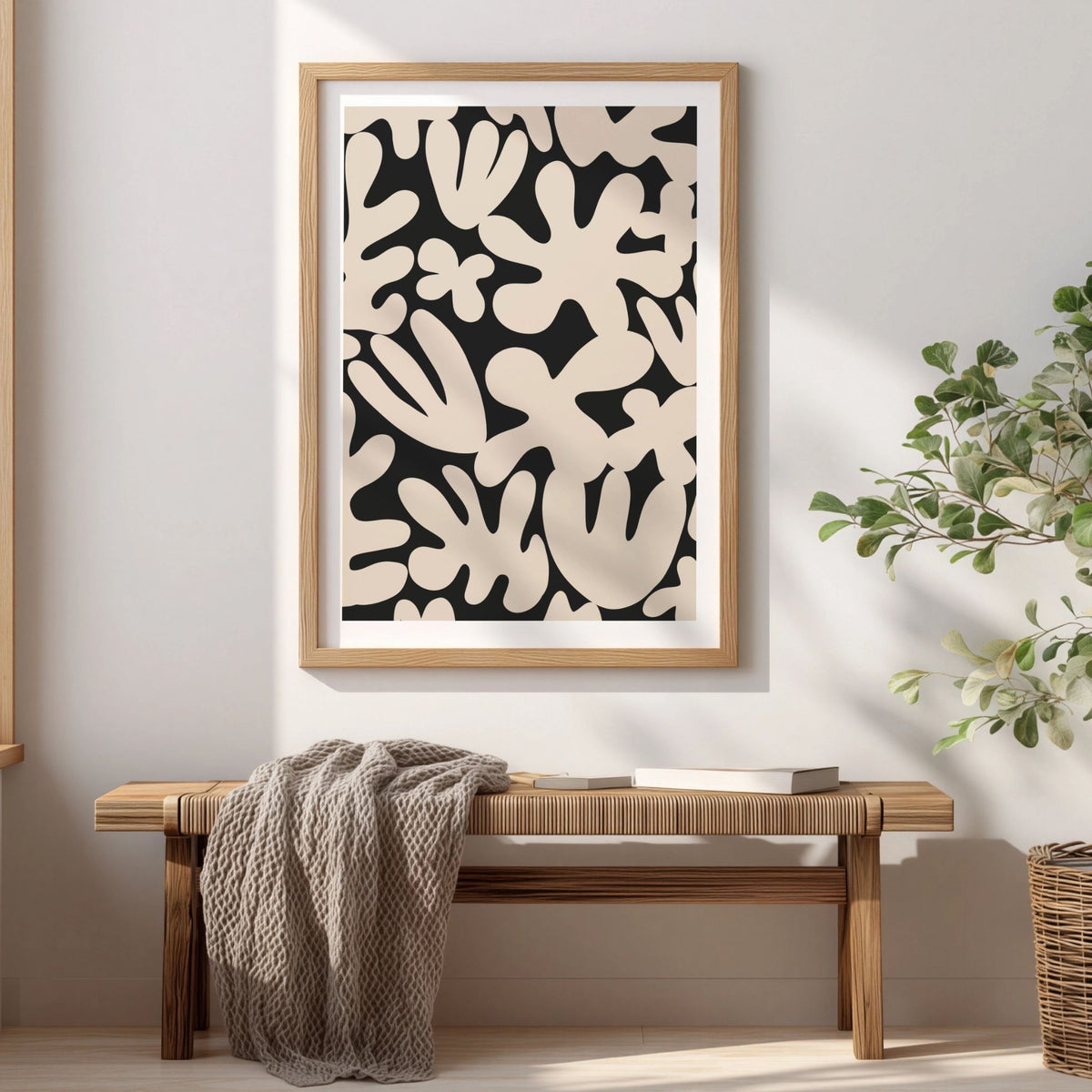 Flowing Shapes abstrakt kunstplakat i eikeramme i lyst nordisk interiør