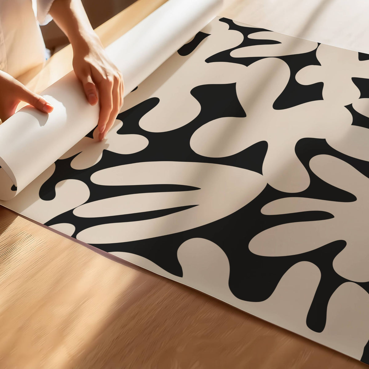 Nærbilde av Flowing Shapes kunstplakat med organiske former på matt papir