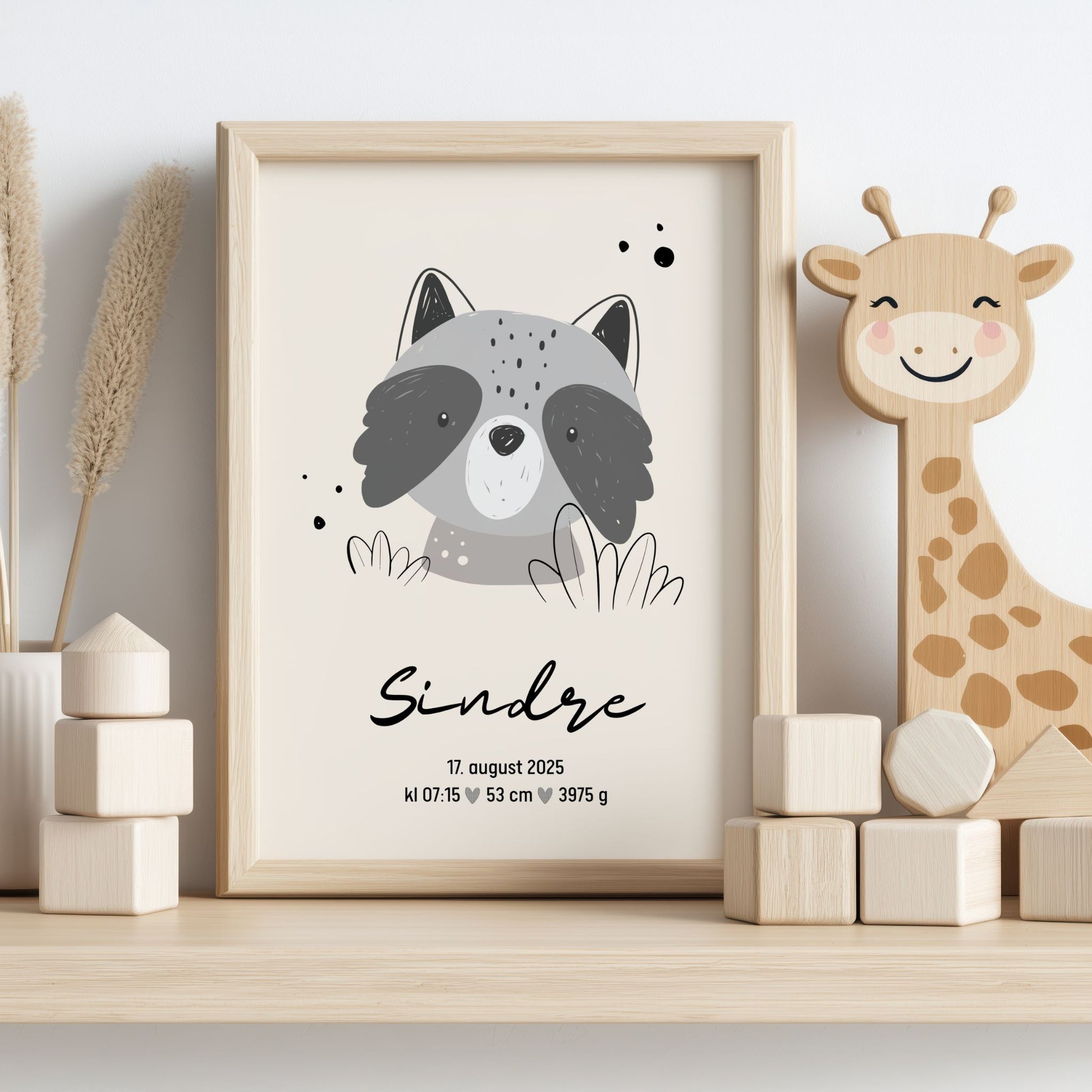 Personlig babyplakat med vaskebjørn i lyst barnerom