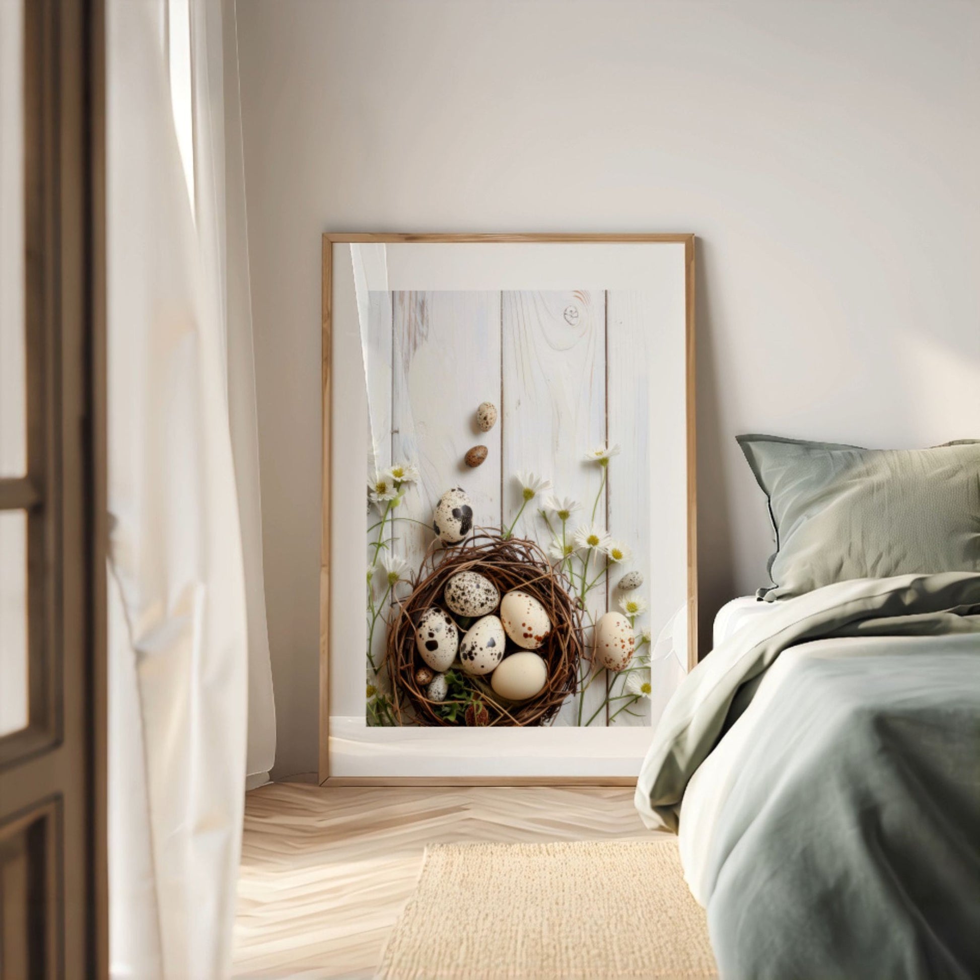 Plakat med fuglerede og egg lent mot vegg i lyst nordisk soverom