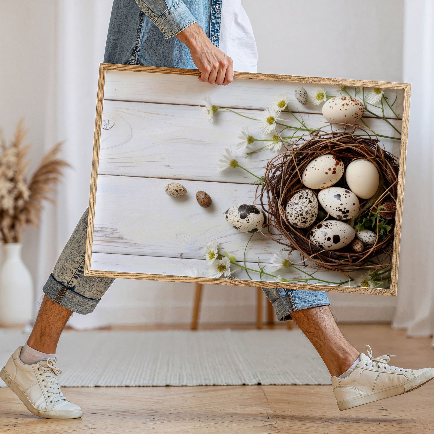 Person holder stor plakat med fuglerede og egg