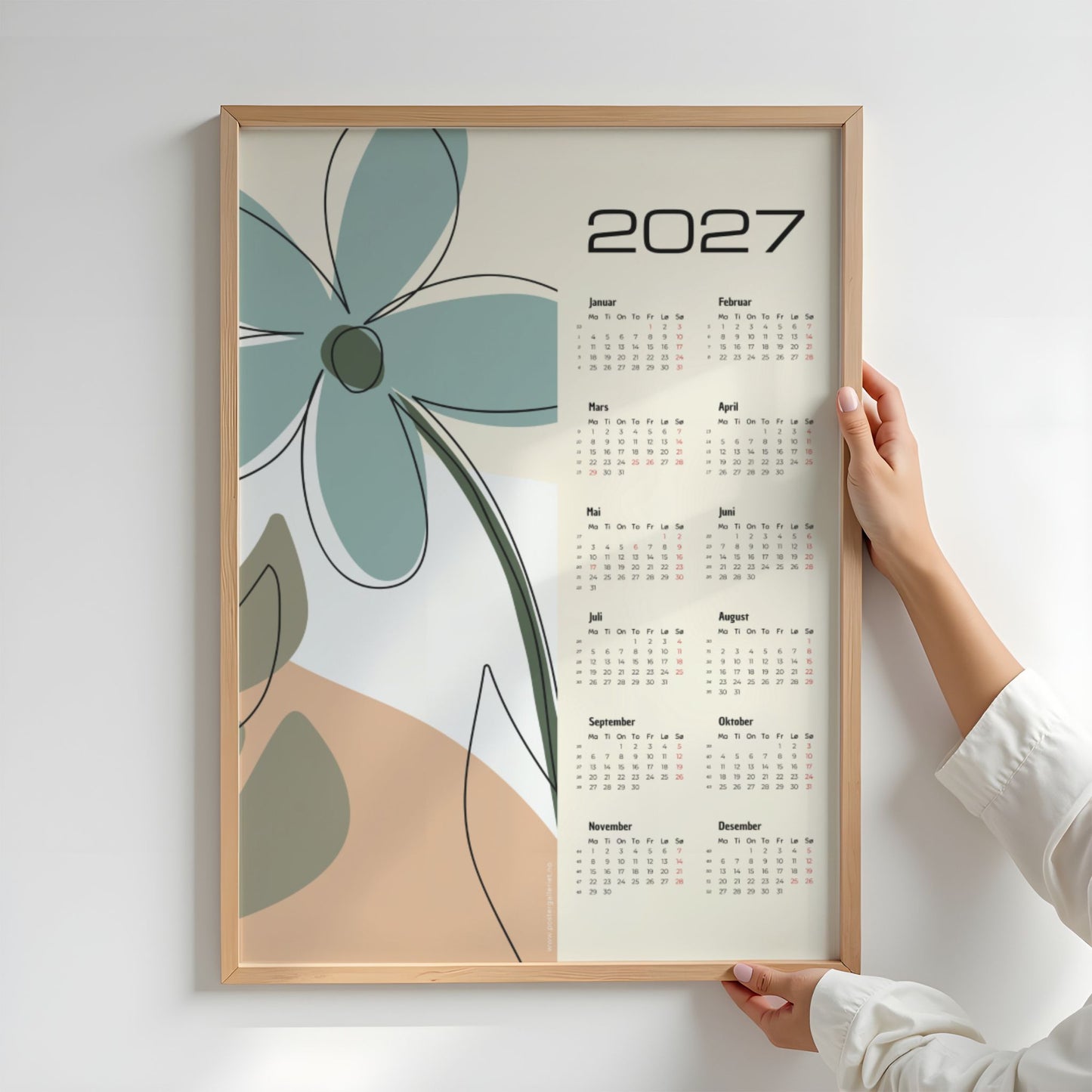 Funky Line Flora kalender 2027 holdt opp for å vise størrelse og grafisk blomstermotiv