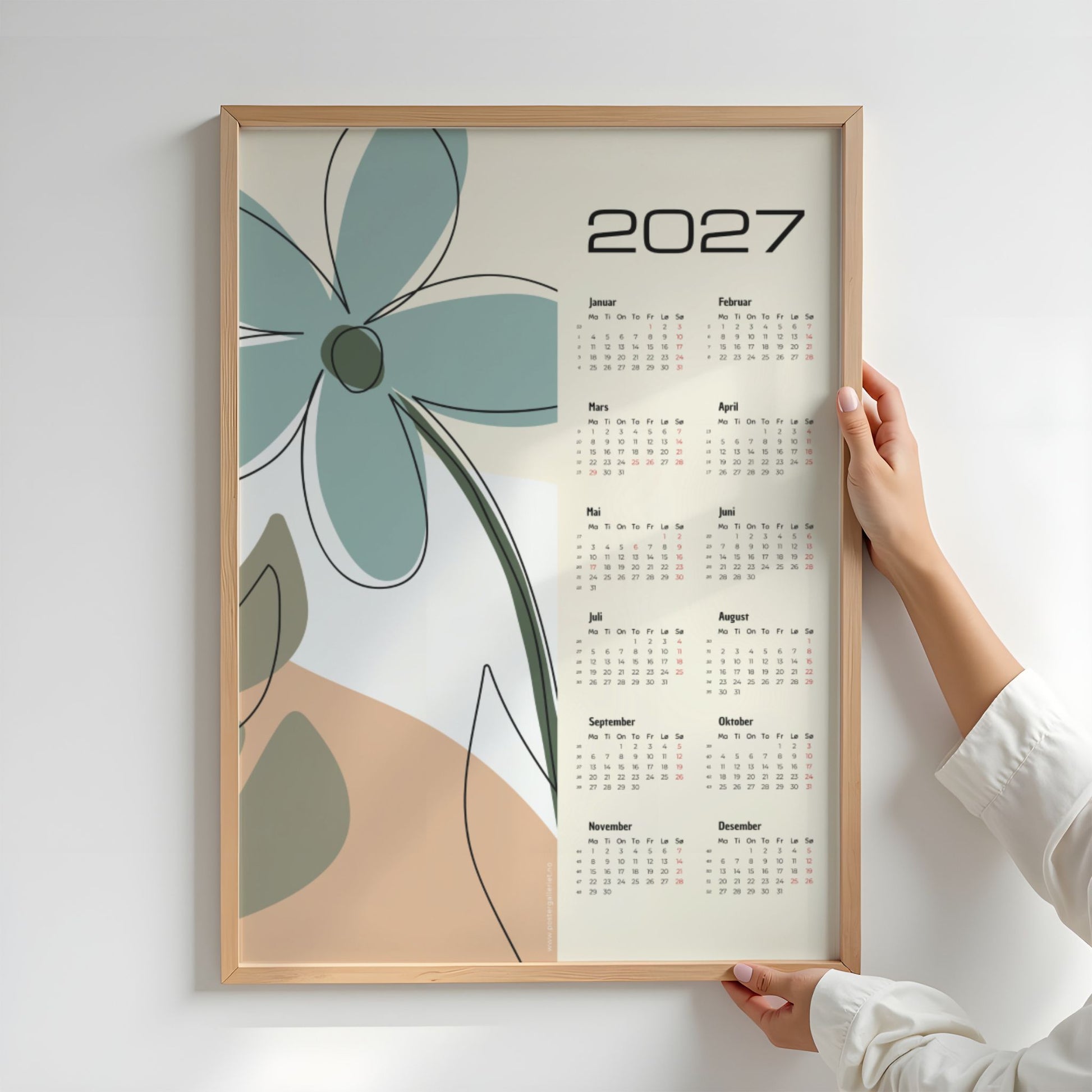Funky Line Flora kalender 2027 holdt opp for å vise størrelse og grafisk blomstermotiv