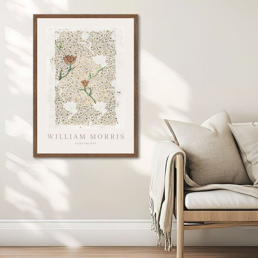 Garden Tulip – botanisk plakat av William Morris. Illustrasjon viser Plakat i valnøtt ramme på en vegg ved en sofa.