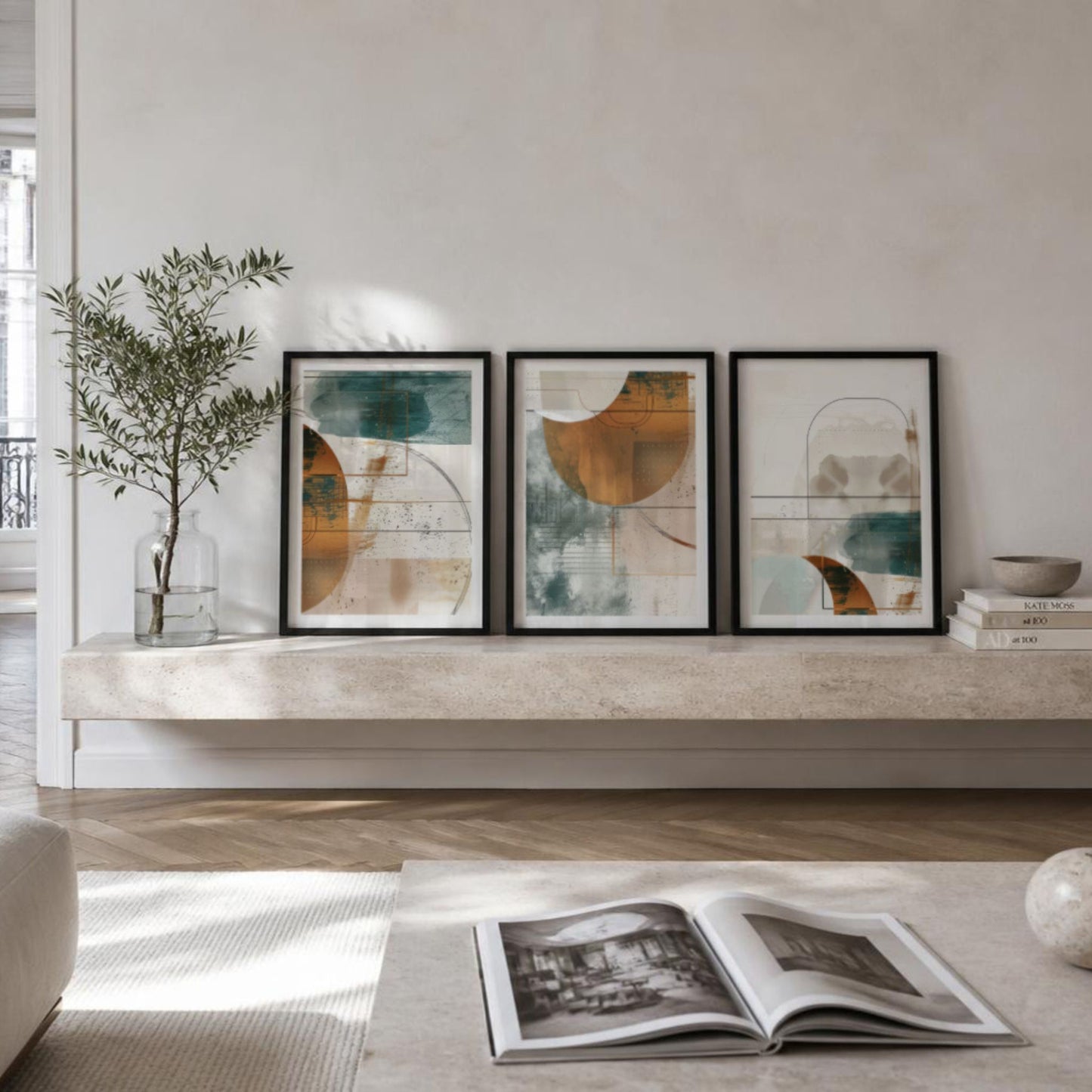 Geometric Harmony Collection med tre matchende kunstplakater plassert på benk i moderne hjem