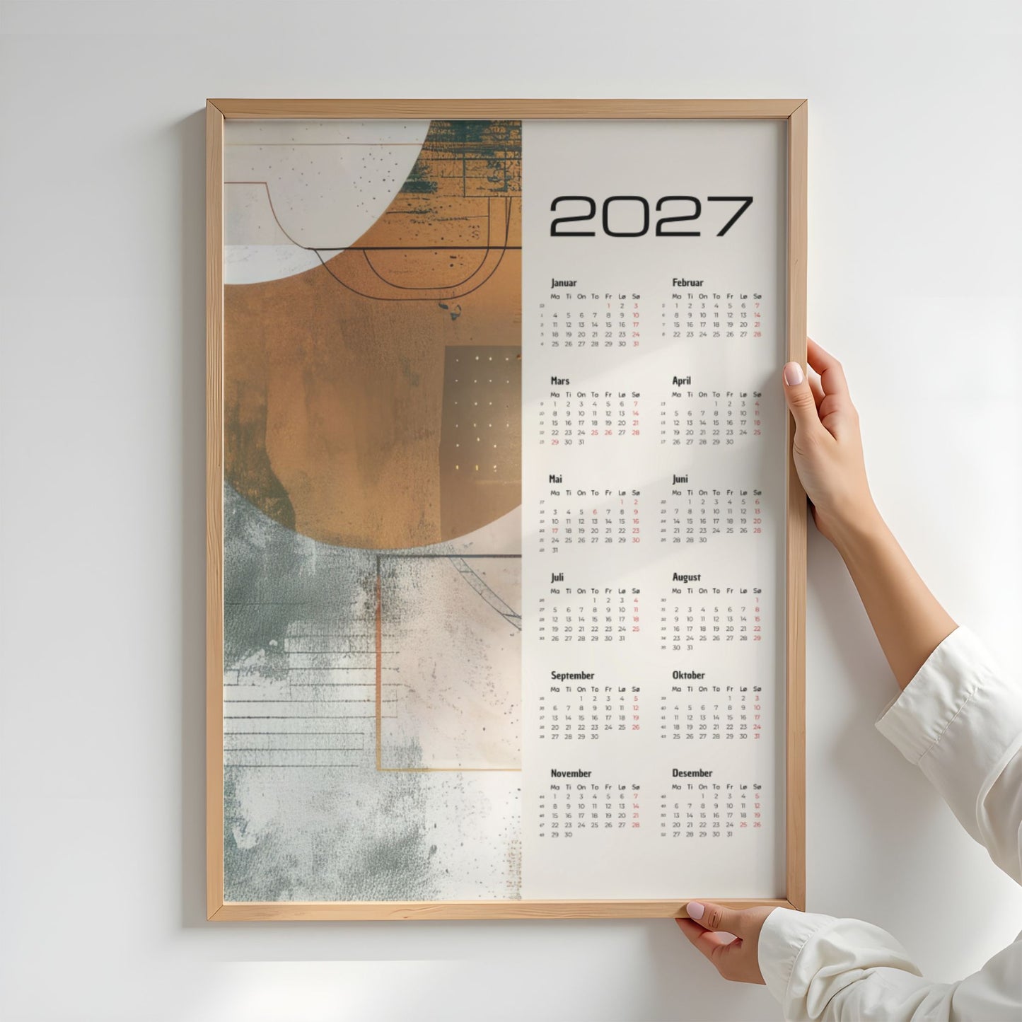 Geometric Harmony kalender 2027 holdt opp for å vise størrelse og grafisk motiv