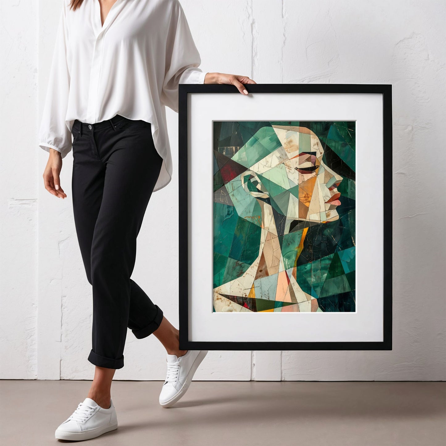 Abstrakt geometrisk portrettplakat i grønne og jordfargede toner – Geometric Muse. Illustrasjon viser plakat med passepartout i sort ramme.