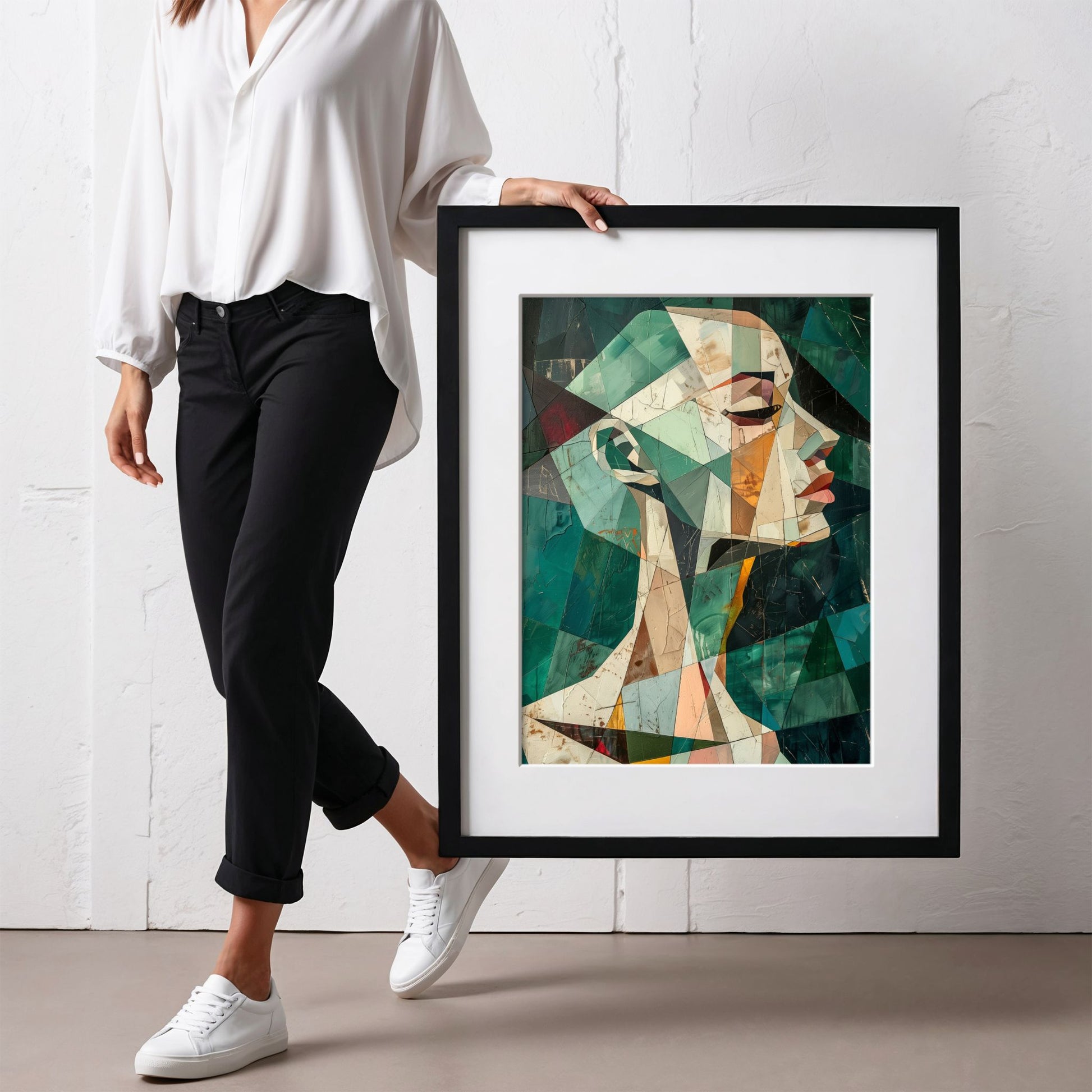 Abstrakt geometrisk portrettplakat i grønne og jordfargede toner – Geometric Muse. Illustrasjon viser plakat med passepartout i sort ramme.