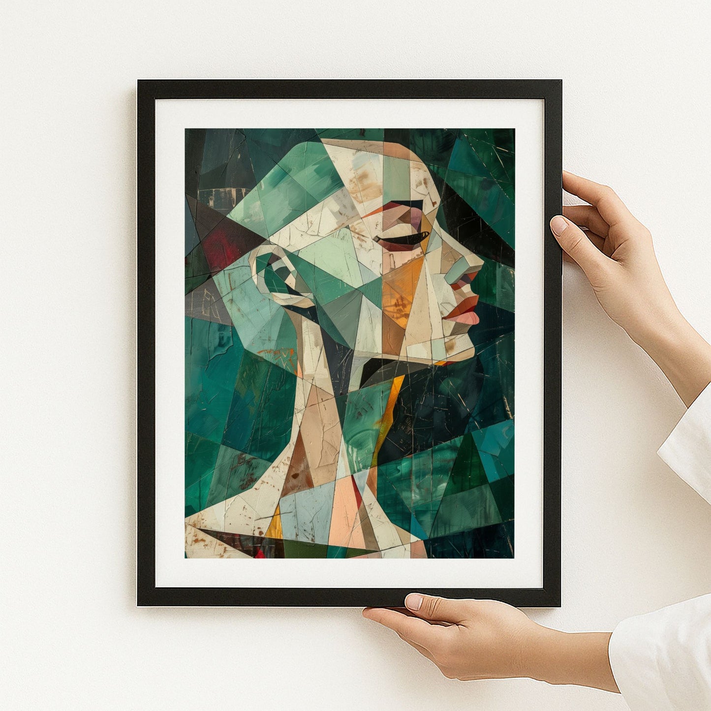 Abstrakt geometrisk portrettplakat i grønne og jordfargede toner – Geometric Muse. Illustrasjon viser plakat med hvit kantlinje i sort ramme.