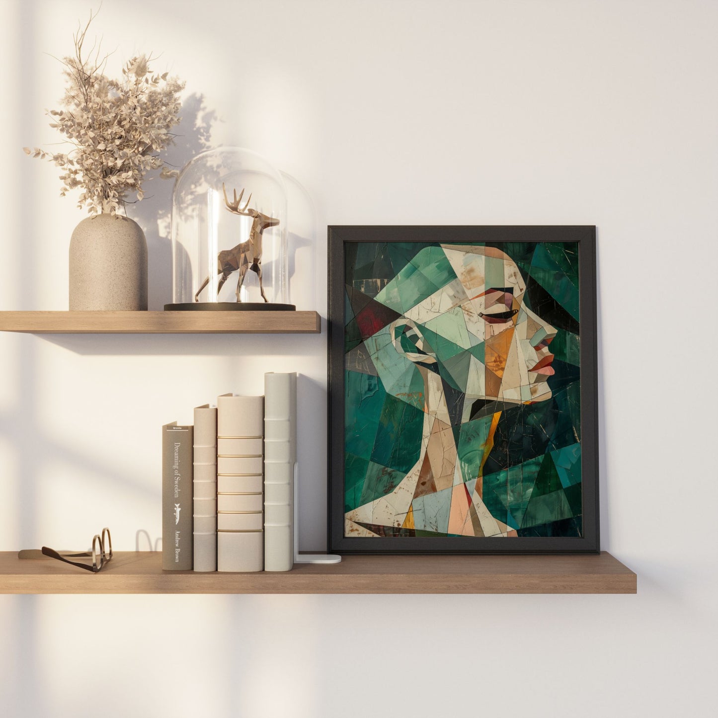 Abstrakt geometrisk portrettplakat i grønne og jordfargede toner – Geometric Muse. Illustrasjon viser plakat uten hvit kantlinje i sort ramme.