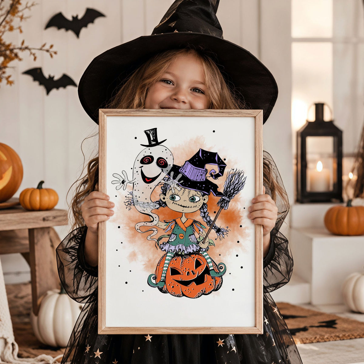 Barn i heksehatt holder Ghostly Company Halloween-plakat med heks, spøkelse og gresskar