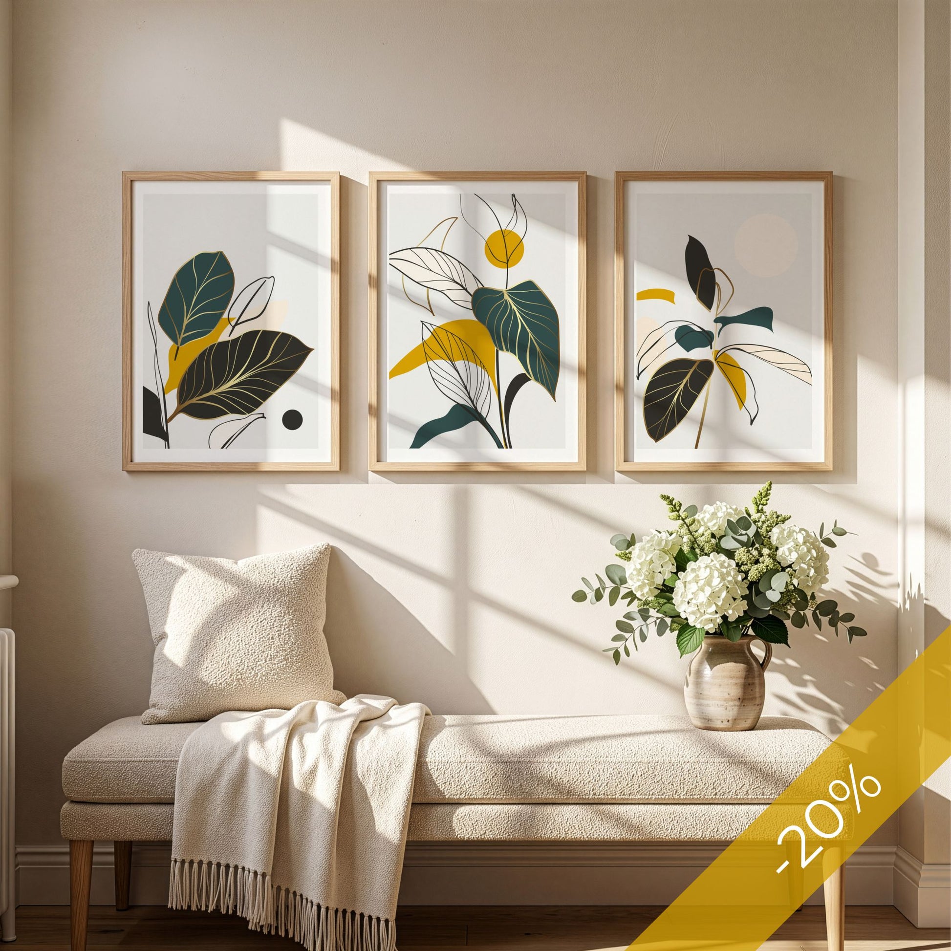 Golden Botanica Trio med tre botaniske plakater i eikerammer over beige benk – sett med 20 % rabatt