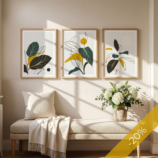 Golden Botanica Trio med tre botaniske plakater i eikerammer over beige benk – sett med 20 % rabatt