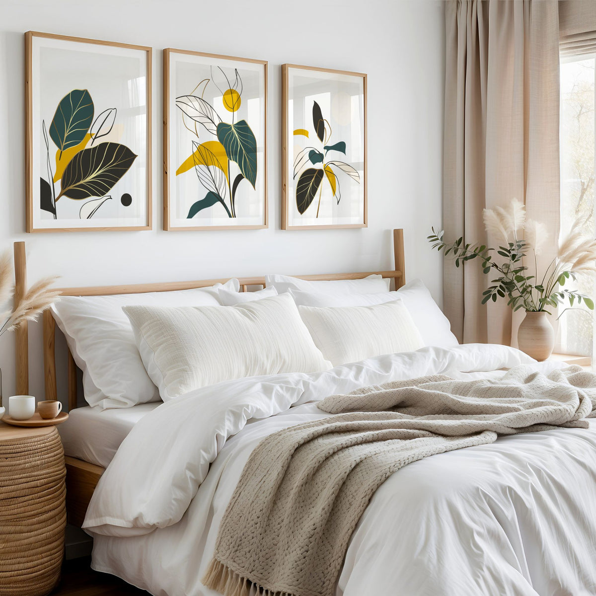 Golden Botanica Trio med tre botaniske plakater i lyst soverom med eikerammer
