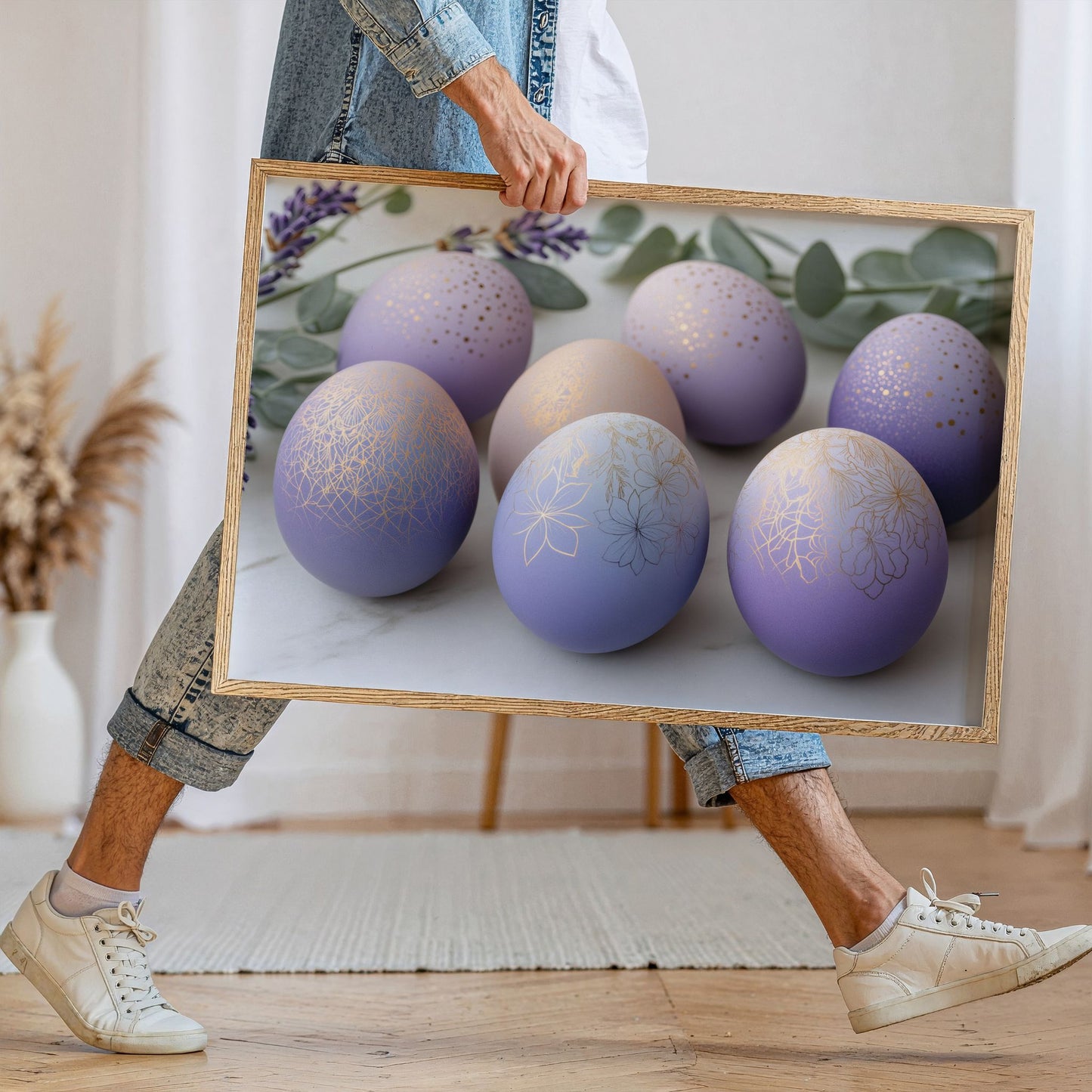 Elegant påskeplakat med lilla egg i treramme holdt i hånd