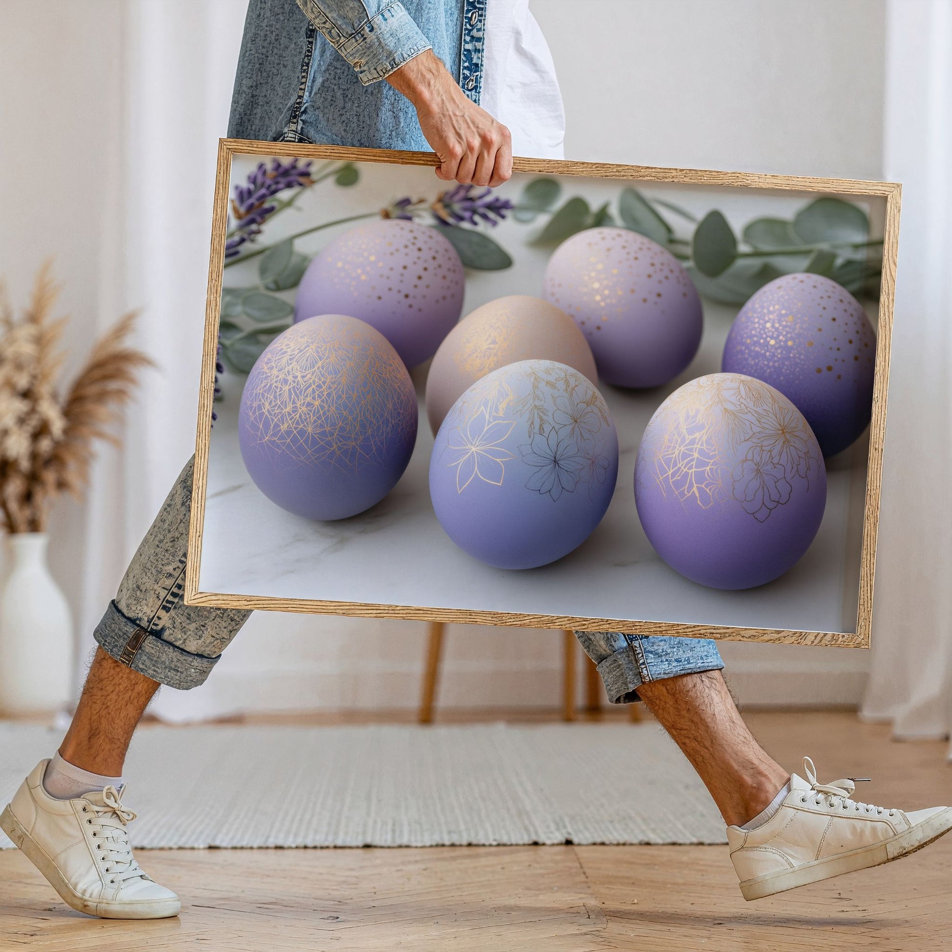 Elegant påskeplakat med lilla egg i treramme holdt i hånd