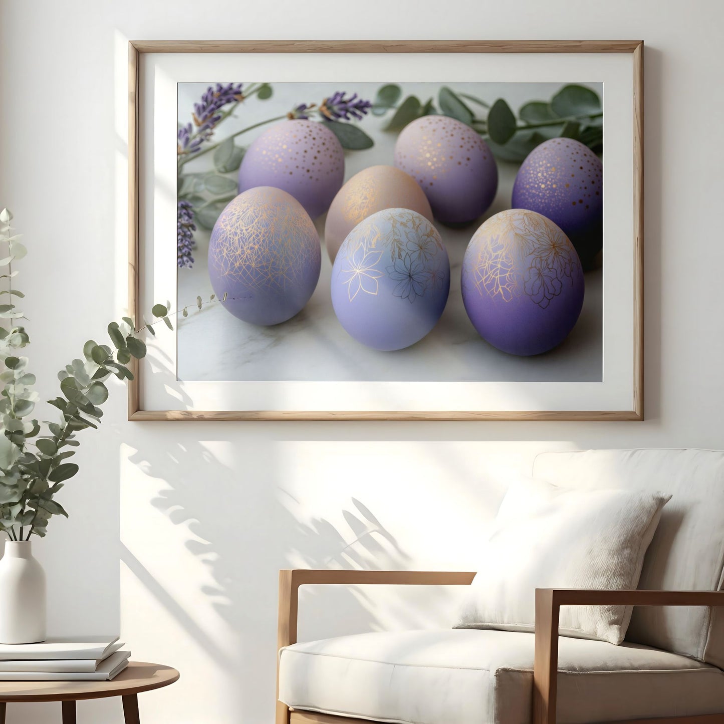 Påskeplakat med lilla og gullmønstrede egg hengende på vegg i lyst interiør