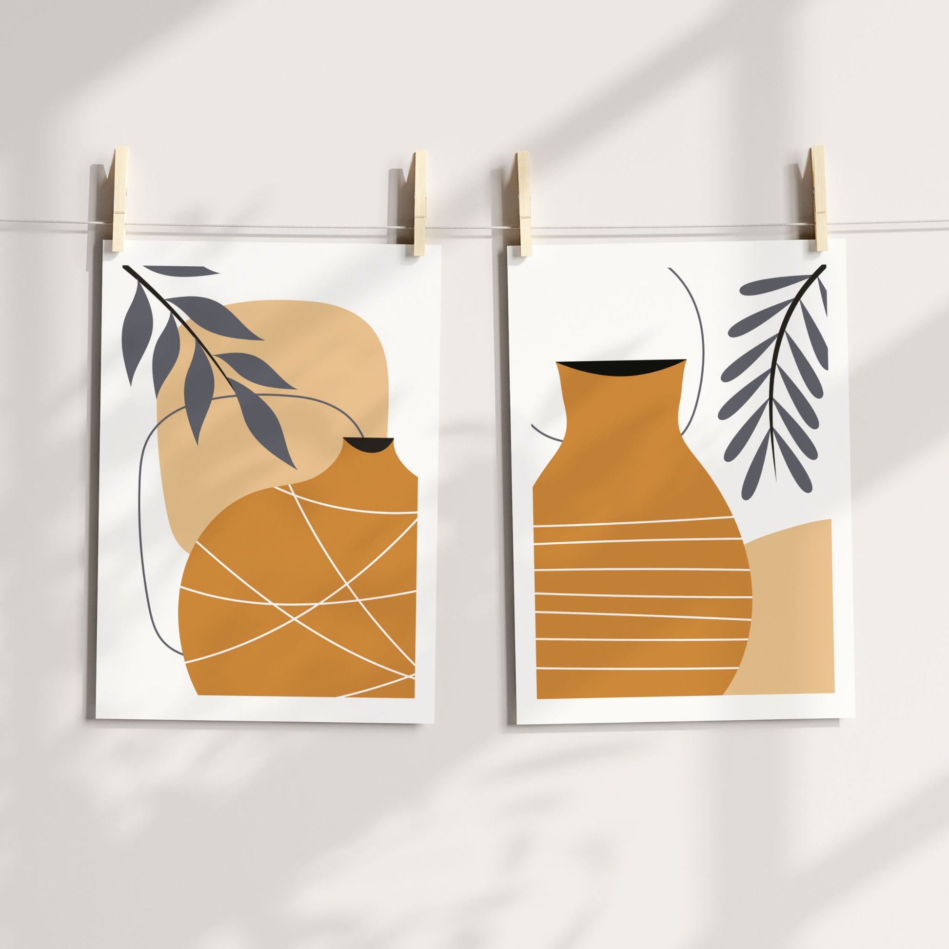 Golden Vessel og Terra Vessel plakater med grafiske kar og botaniske detaljer i oker, beige og mørk grå