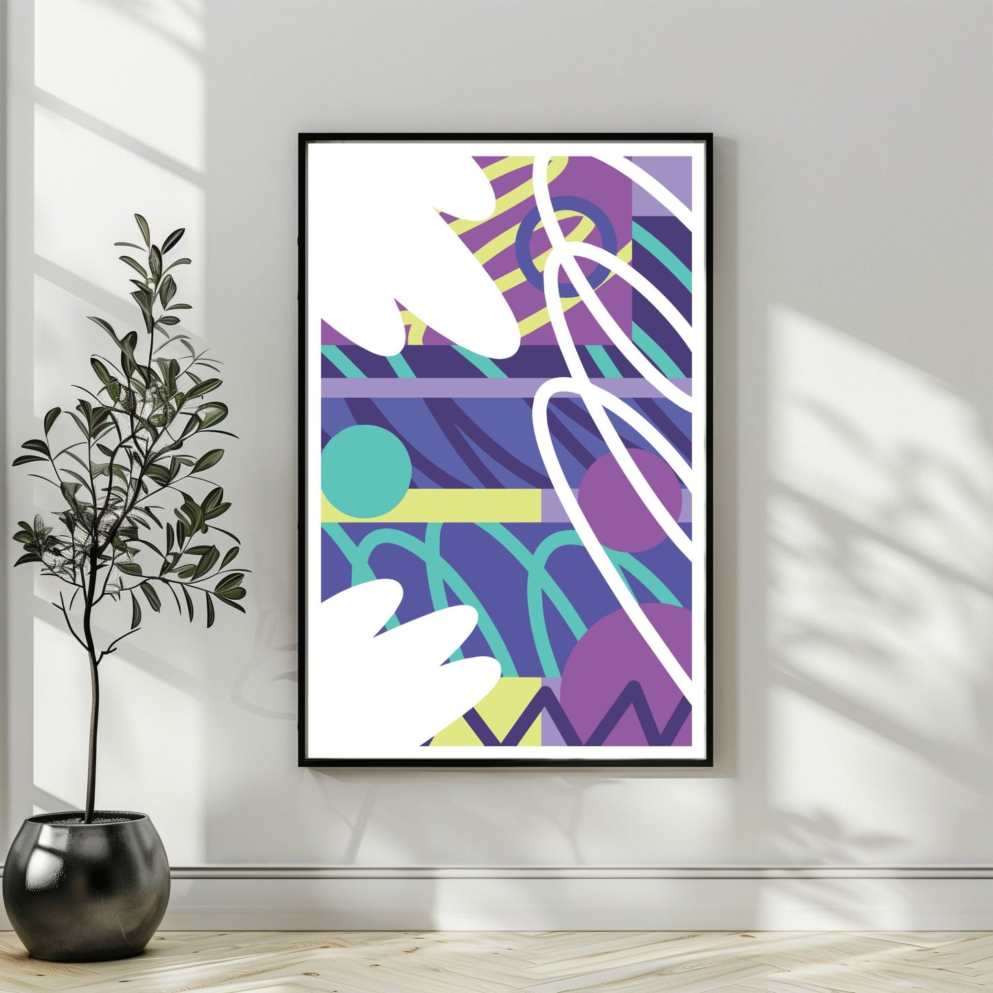 Graphic Layers abstrakt kunstplakat i sort ramme ved grønn plante