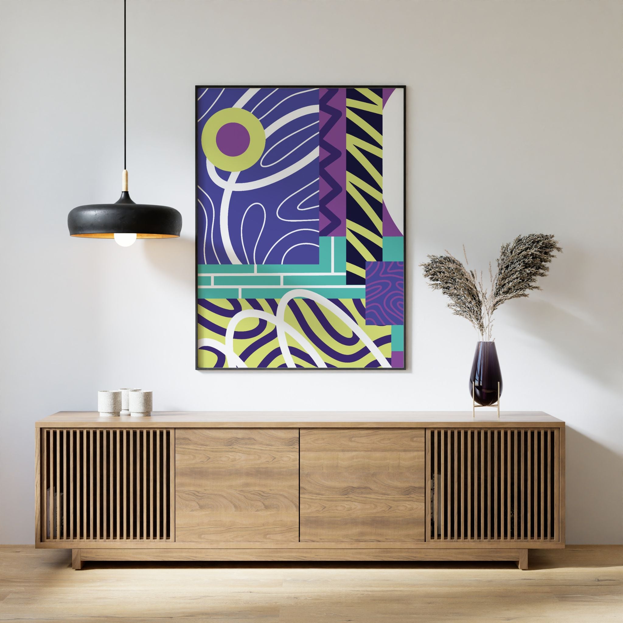 Graphic Pulse abstrakt plakat i sort ramme over moderne skjenk