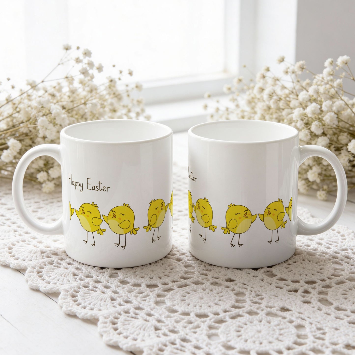 Påskekrus med gule kyllinger på rekke og teksten Happy Easter, vist fra begge sider på hvit blondeduk.