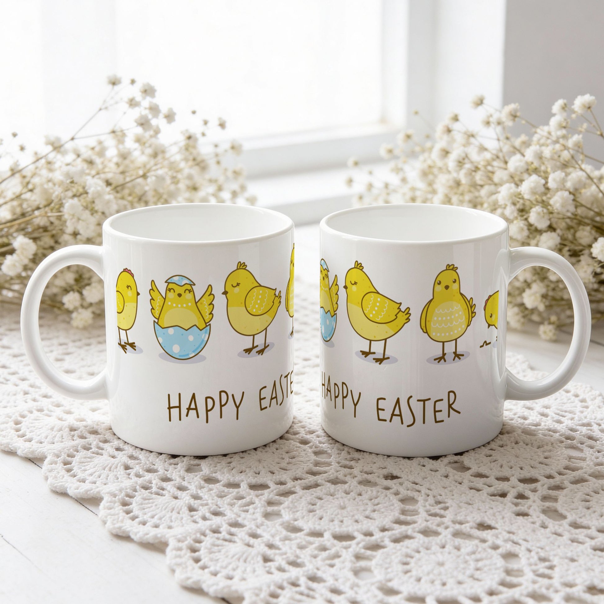 Happy Easter påskekrus i keramikk med kyllingmotiv og blått prikkete egg, vist fra begge sider på blondeduk.