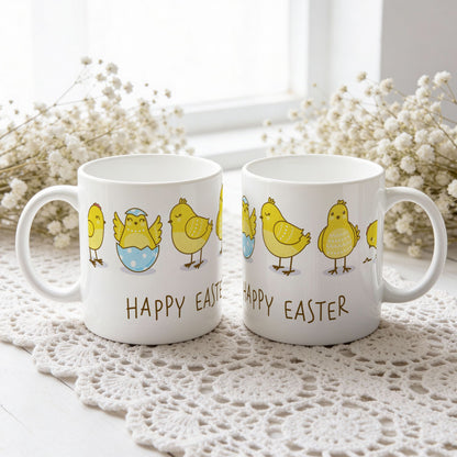 Happy Easter påskekrus i keramikk med kyllingmotiv og blått prikkete egg, vist fra begge sider på blondeduk.