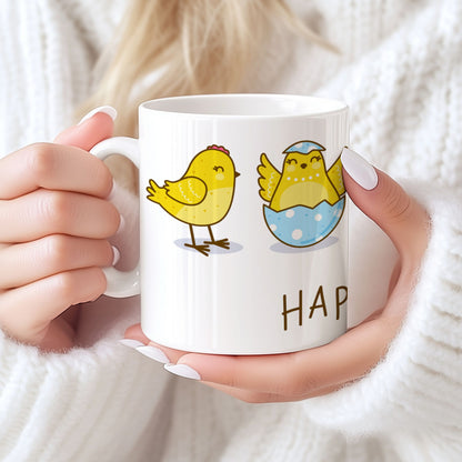 Påskekrus i keramikk med to håndtegnede gule kyllinger og teksten Happy Easter, holdt i hendene foran lys bakgrunn.