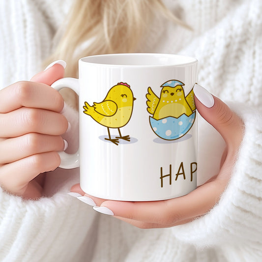 Påskekrus i keramikk med to håndtegnede gule kyllinger og teksten Happy Easter, holdt i hendene foran lys bakgrunn.