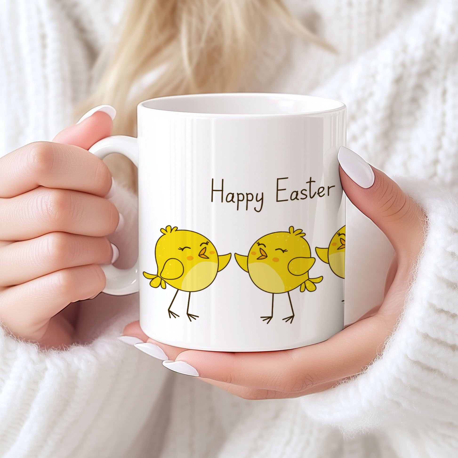 Keramikkrus med flere gule påskekyllinger på rekke og teksten Happy Easter, holdt i hendene foran lys bakgrunn.