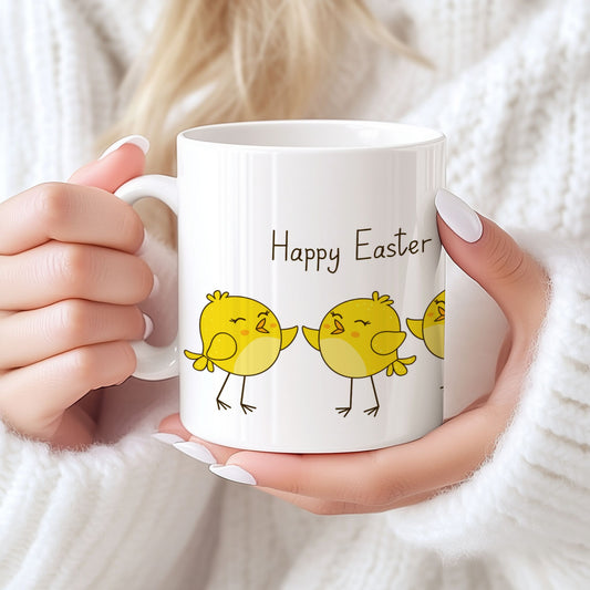 Keramikkrus med flere gule påskekyllinger på rekke og teksten Happy Easter, holdt i hendene foran lys bakgrunn.