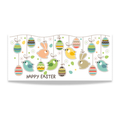 Illustrasjon med hengende påskeegg, små fugler og kaniner i pastellfarger og teksten Happy Easter.