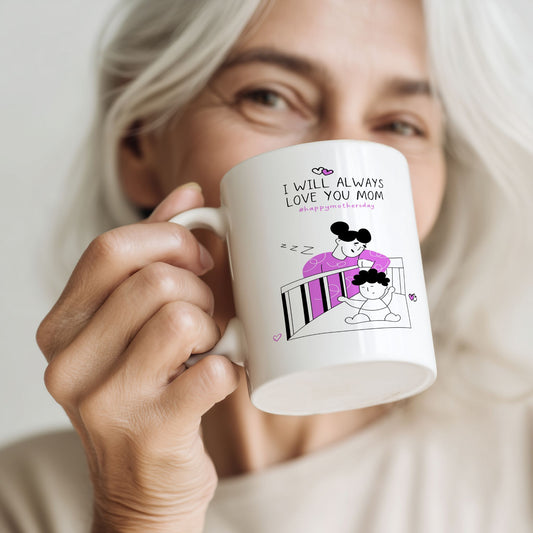 Kvinne holder keramikkrus med illustrasjon og teksten “I will always love you mom”