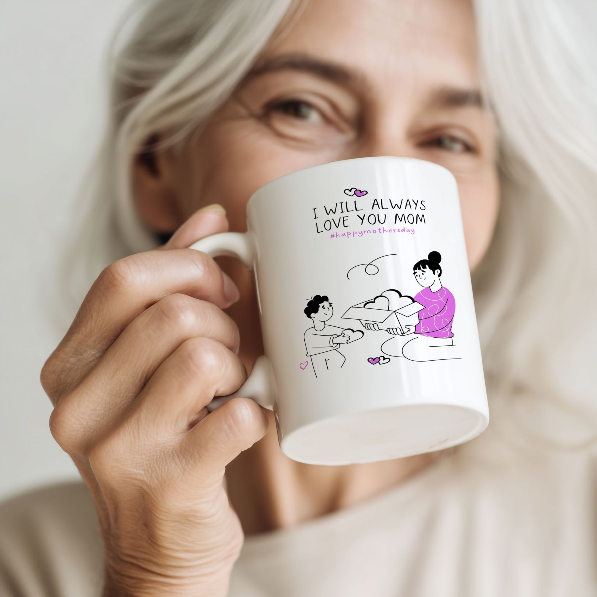 Kvinne holder keramikkrus med illustrasjon og teksten “I will always love you mom”