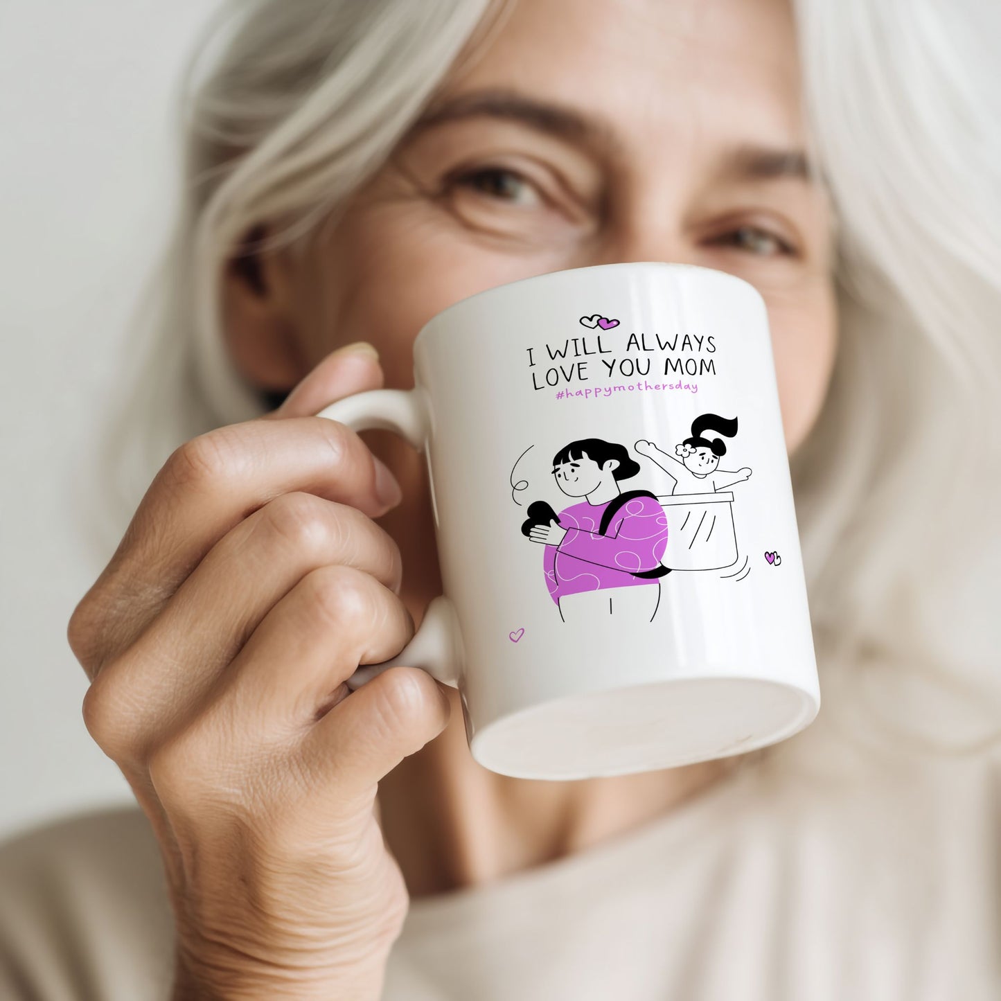 Kvinne holder keramikkrus med illustrasjon og teksten “I will always love you mom”