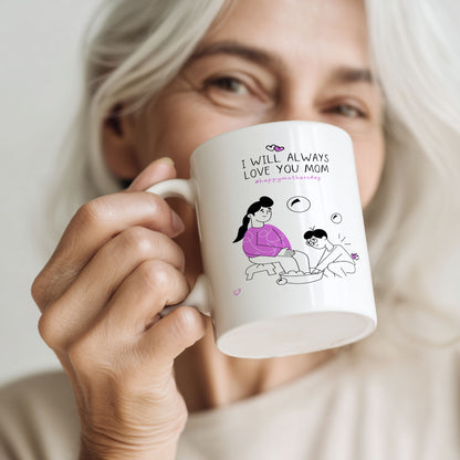 Kvinne holder keramikkrus med illustrasjon og teksten “I will always love you mom”