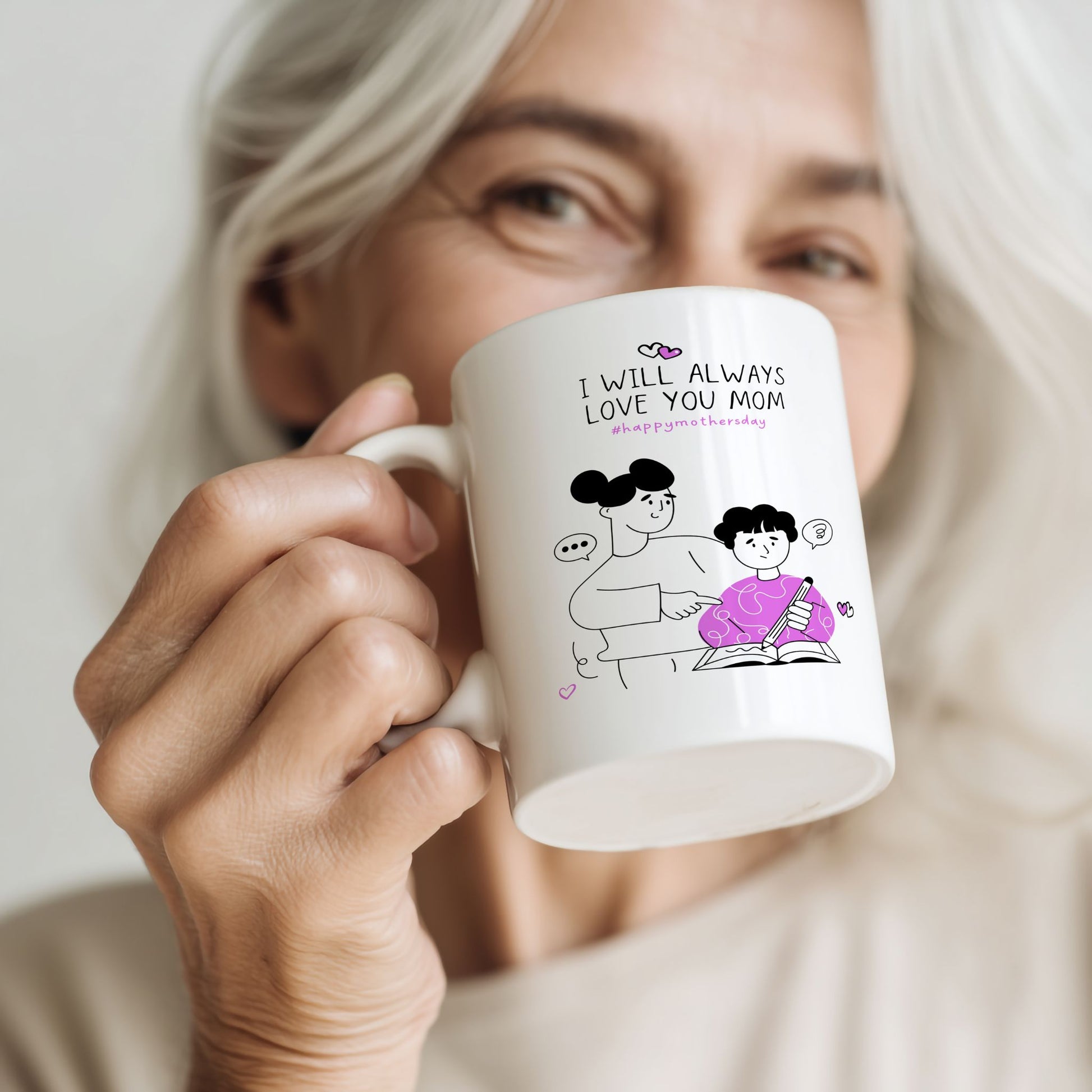 Kvinne holder keramikkrus med illustrasjon og teksten “I will always love you mom”