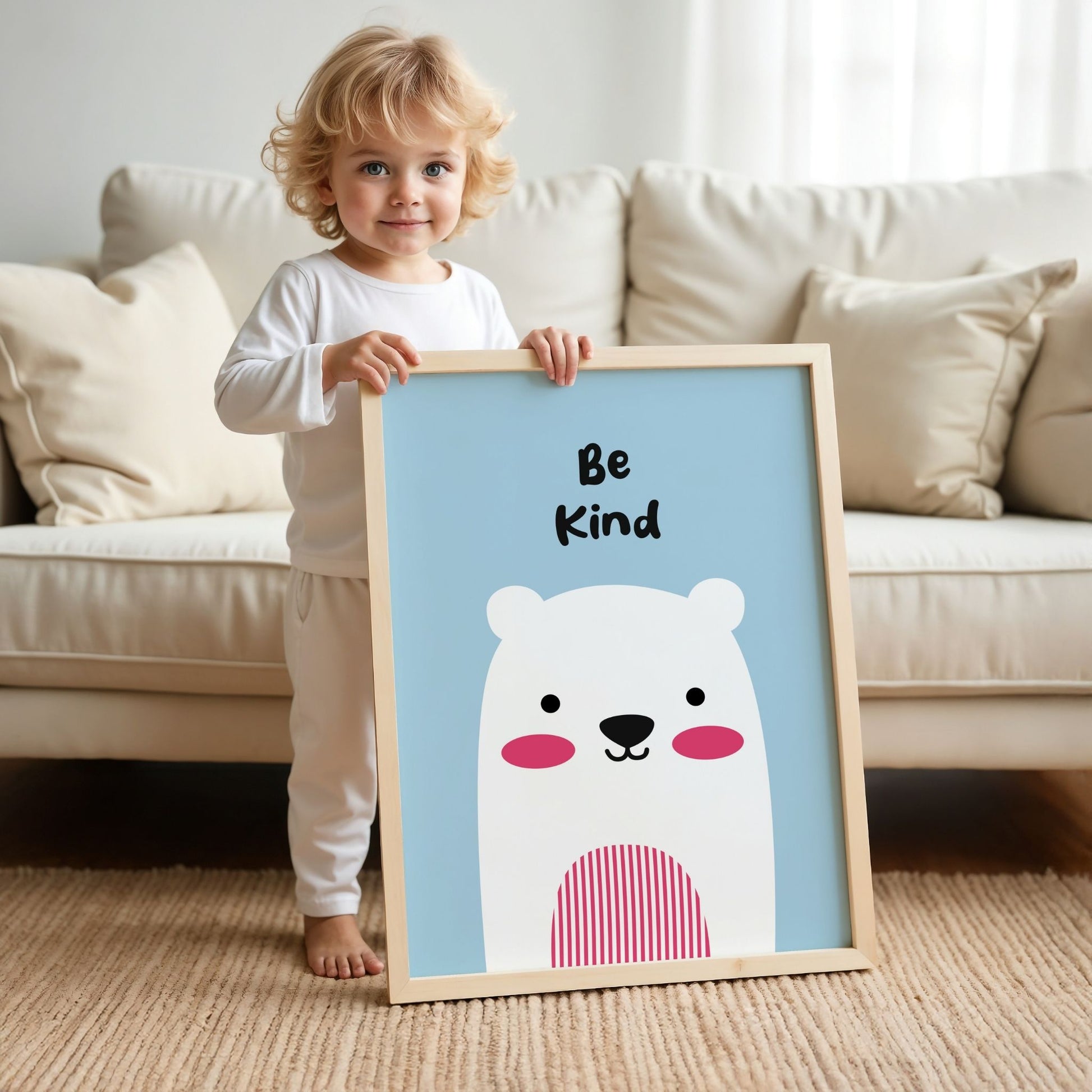 Barn holder isbjørn plakat Be Kind som viser størrelse og uttrykk