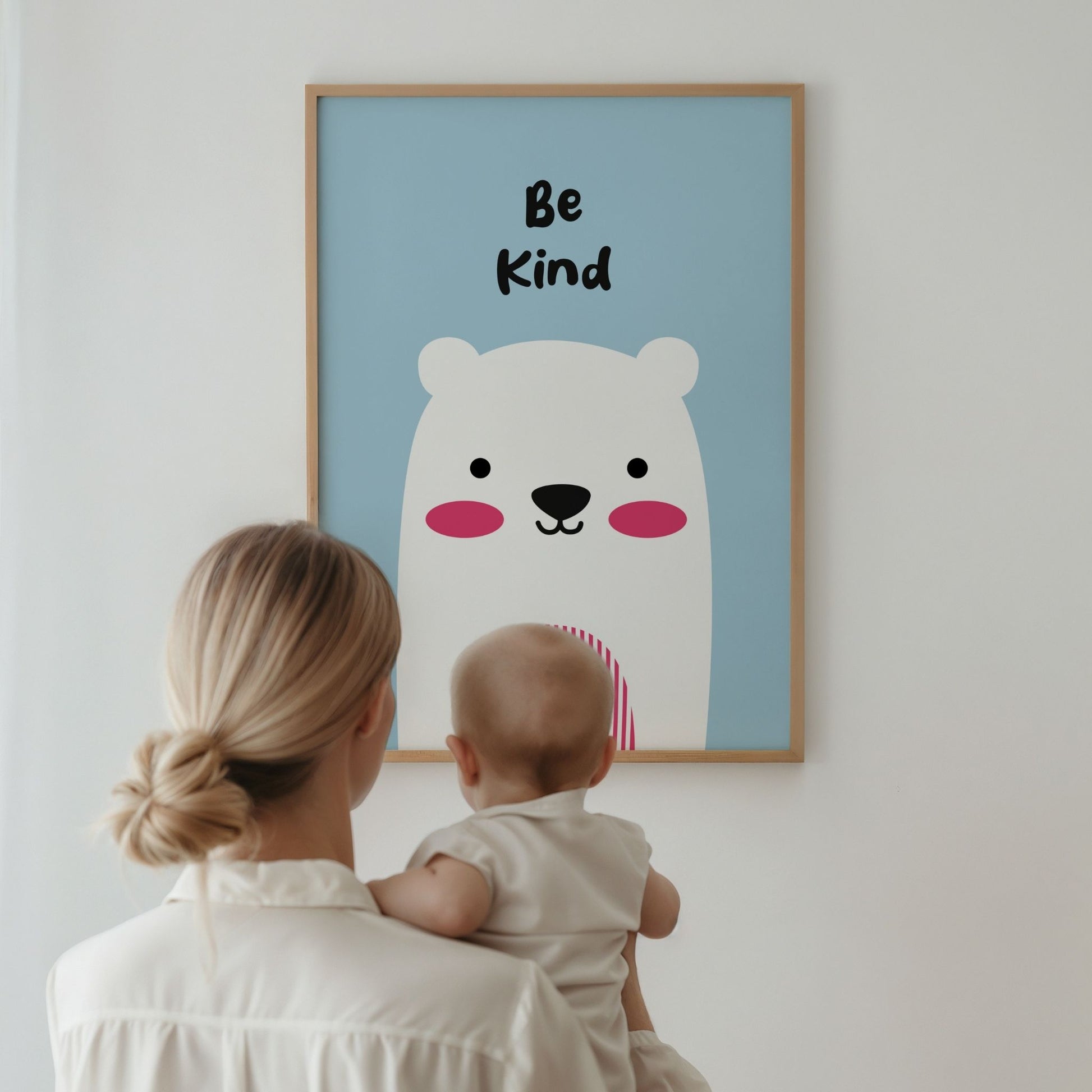 Isbjørn plakat Be Kind på vegg i barnerom med mor og barn