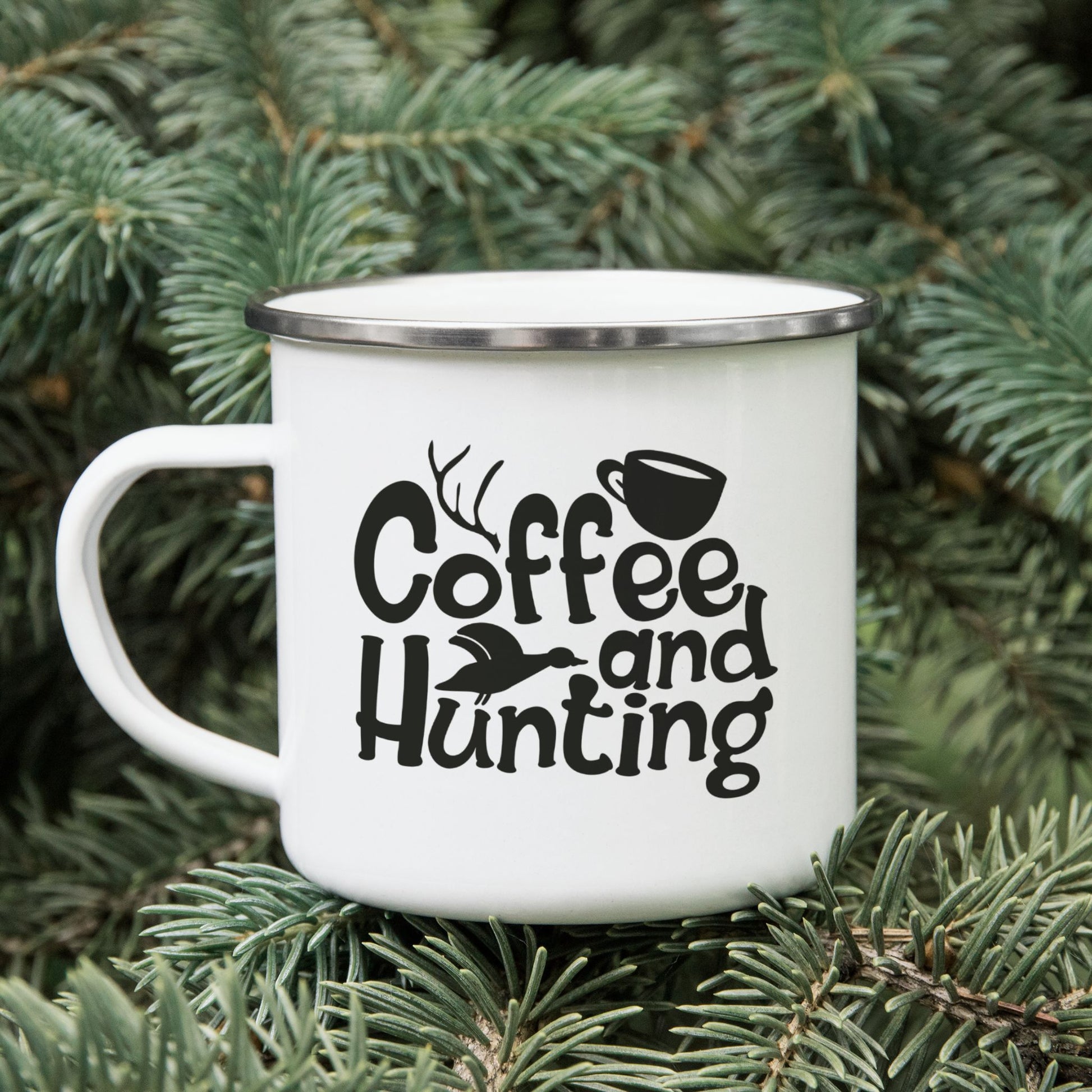 Jaktkrus No16 – emaljekrus med teksten Coffee and Hunting blant granbar