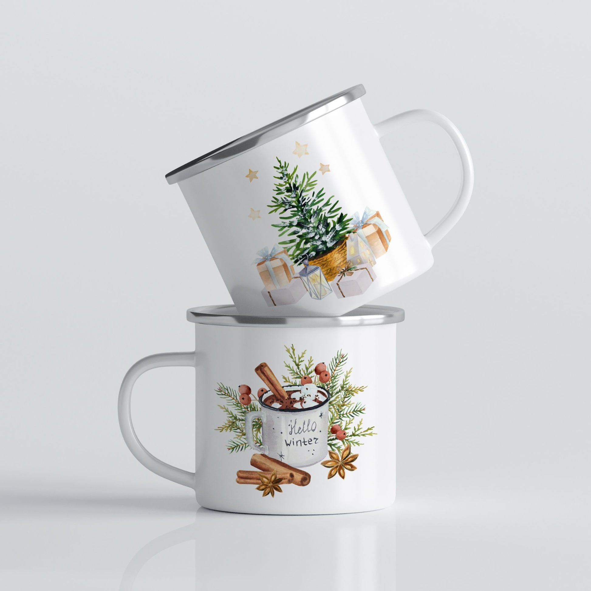 Julekrus i hvit emalje med motiv av vinterkakao med kanel og lite juletre med gaver.