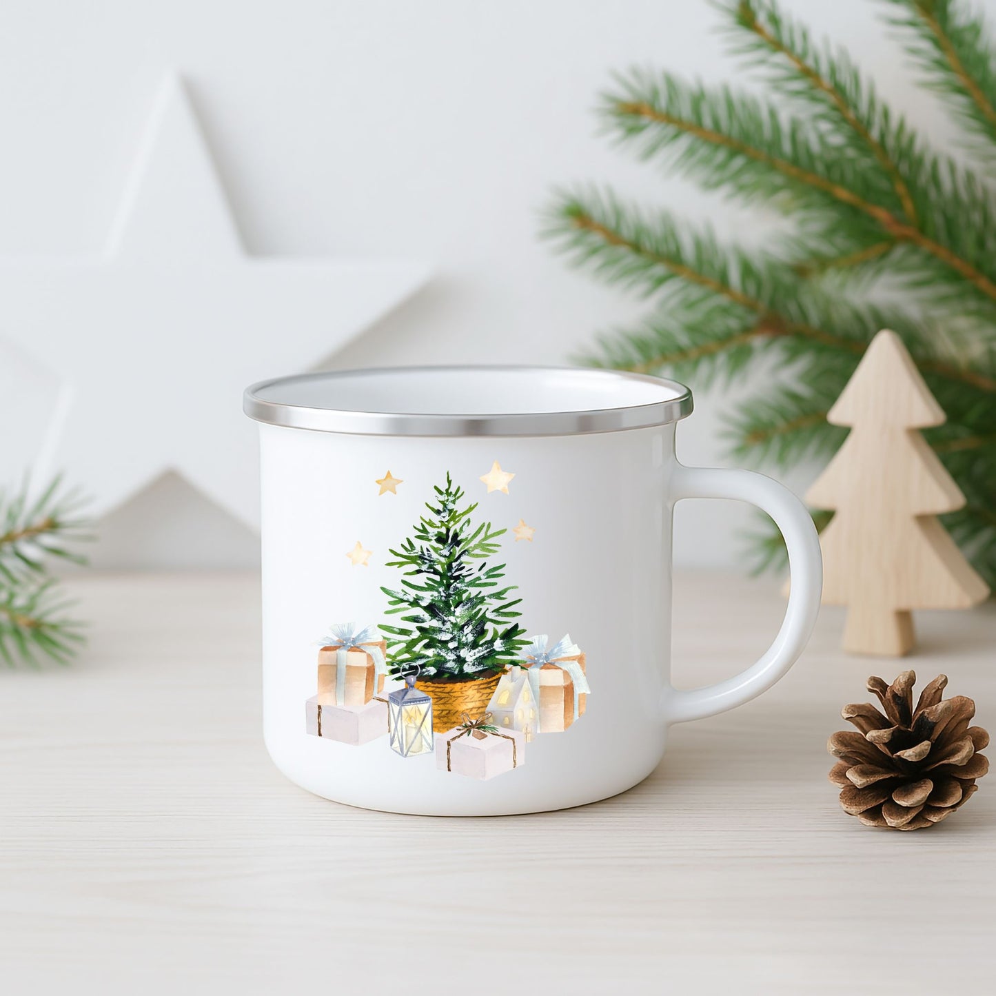 Julekrus i hvit emalje med motiv av lite juletre med gaver