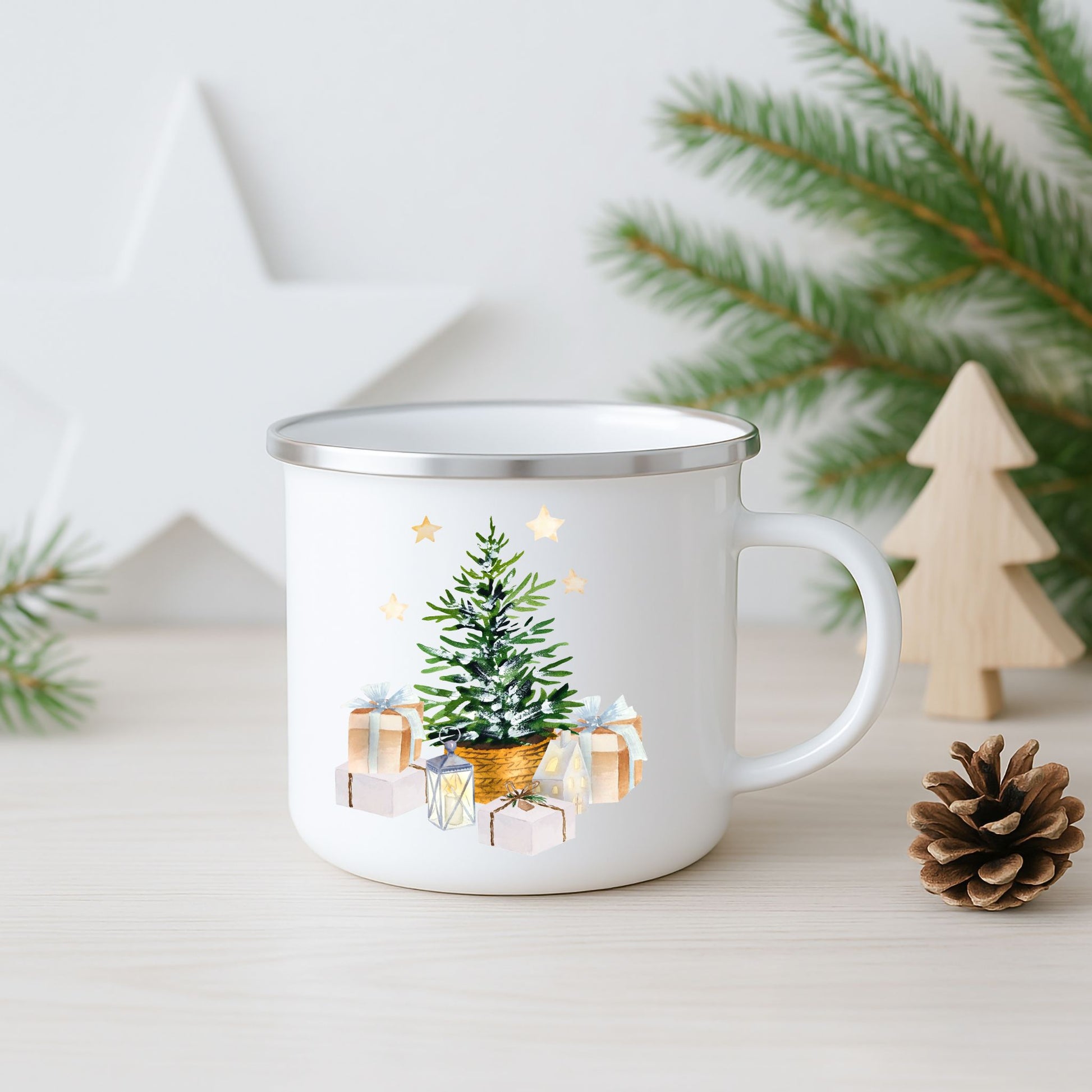 Julekrus i hvit emalje med motiv av lite juletre med gaver