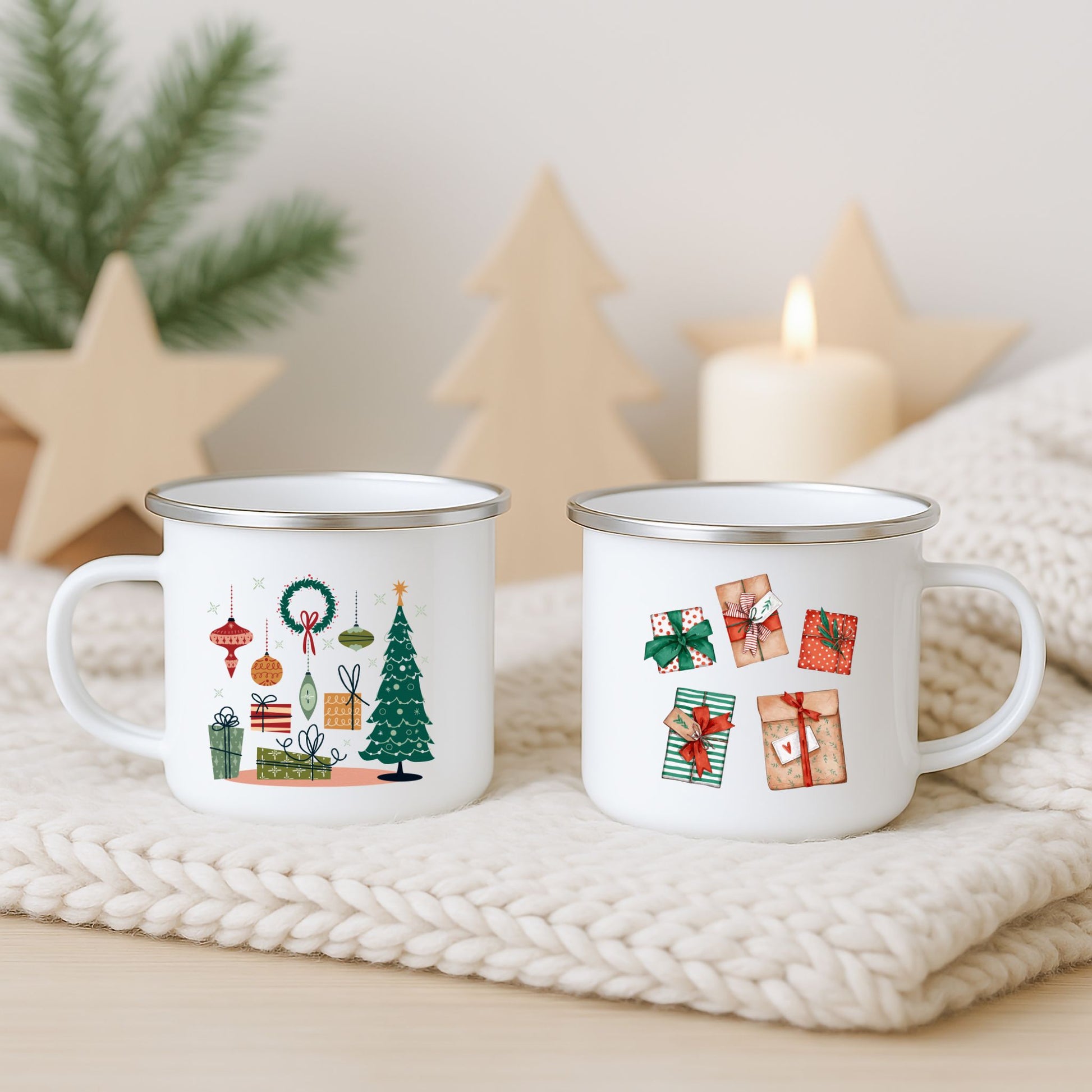 Hvitt emaljekrus med moderne grafiske juleillustrasjoner på én side og fire kreative julepakker på den andre, fotografert på lys strikket duk med juledekor i bakgrunnen.