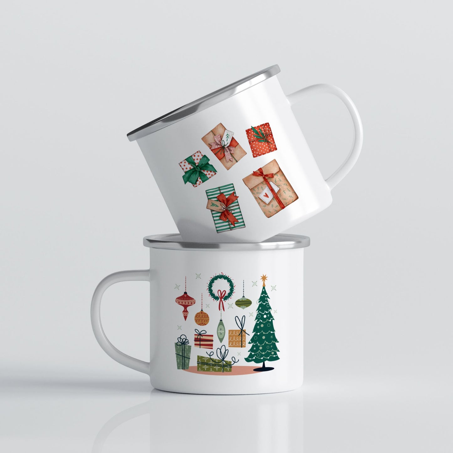 Hvitt emaljekrus med moderne grafiske juleillustrasjoner på én side og fire kreative julepakker på den andre.